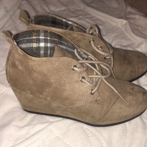 light brown/tan booties